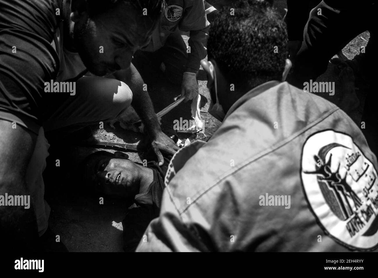 Un homme blessé par balle est conduit dans une ambulance d'où il sera évacué de la zone pour être traité. Les tensions sont vives le long de la frontière entre Gaza et Israël après plus d'un mois de manifestations de masse hebdomadaires près de la barrière qui a fait 50 morts parmi les manifestants palestiniens et plus de 1,700 blessés par des tirs israéliens. Les dirigeants du Hamas à Gaza ont promis que les marches se poursuivront jusqu'à la levée du blocus israélien de dix ans du territoire. Des manifestations sont également attendues les 14 et 15 mai, jour où les Palestiniens marqueront Yawm an-Nakba ou « la catastrophe » pour commémorer l'anniversaire de la naissance Banque D'Images