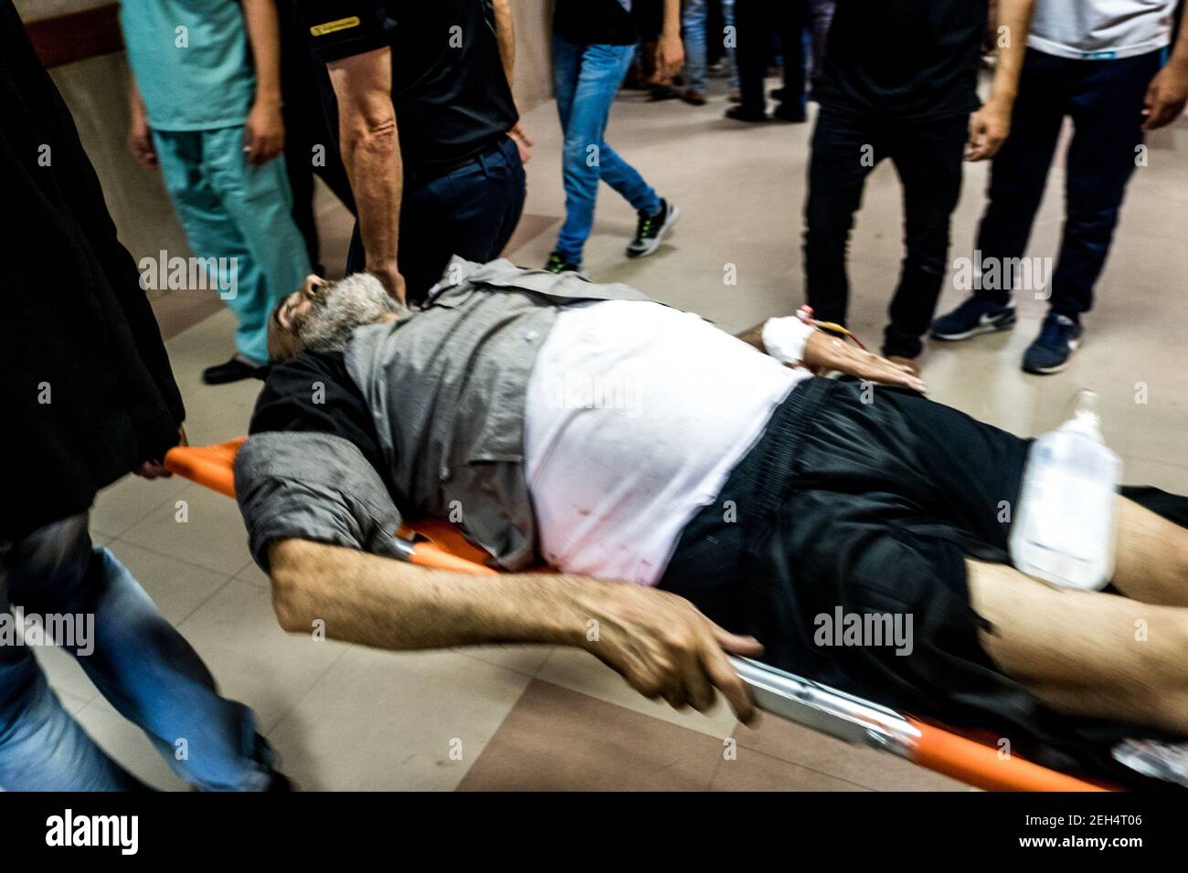 Un homme blessé par balle est transporté à bord d'un bracard dans un hôpital de gaza après que l'armée israélienne soit intervenue avec des munitions réelles lors d'une manifestation organisée à l'occasion du 70e anniversaire de la Nakba. 14 mai 2018. 14 mai 2018. Malaka. Gaza. Palestine. Banque D'Images