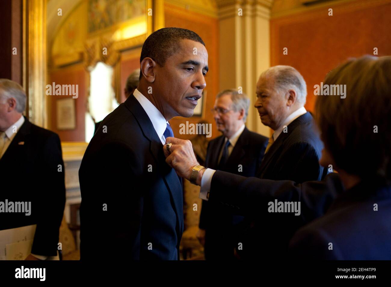 Le chef de la majorité au Sénat Harry Reid (D-Never.) ajuste l'égalité du président Barack Obama avant la cérémonie de la médaille d'or du Congrès en l'honneur de l'ancien sénateur du Massachusetts Edward W. Brooke, à droite, au Capitole des États-Unis à Washington, D.C., le 28 octobre 2009. Banque D'Images