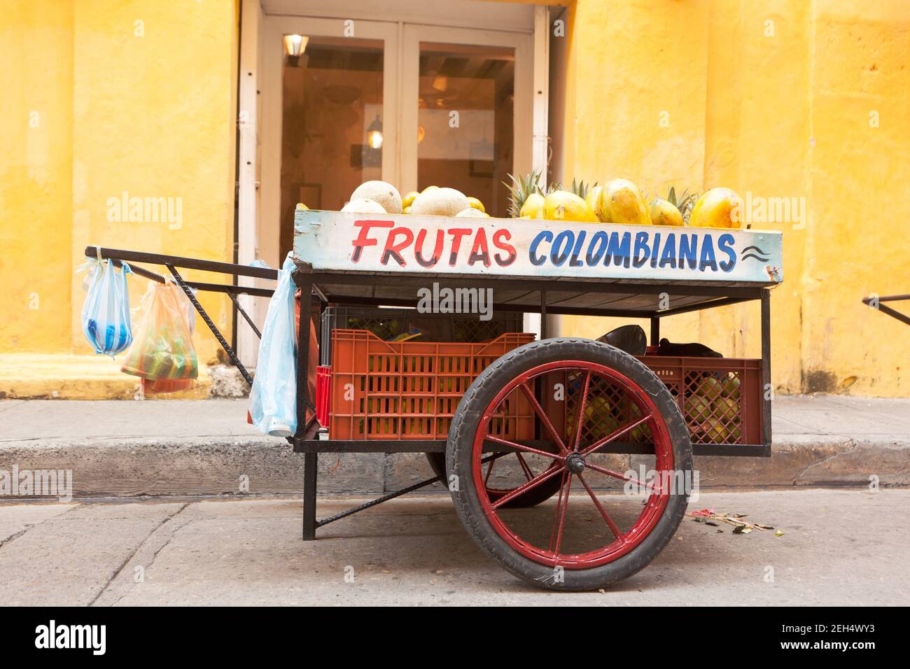 Colombie Cartagena fruit Stand avec papayes et ananas Banque D'Images