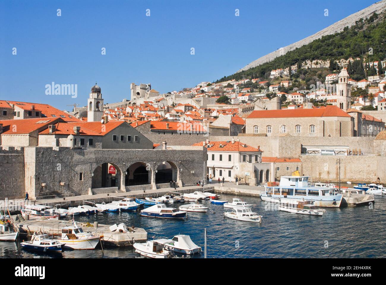 Vieux port de Dubrovnik, avec fond de montagnes. Croatie Banque D'Images