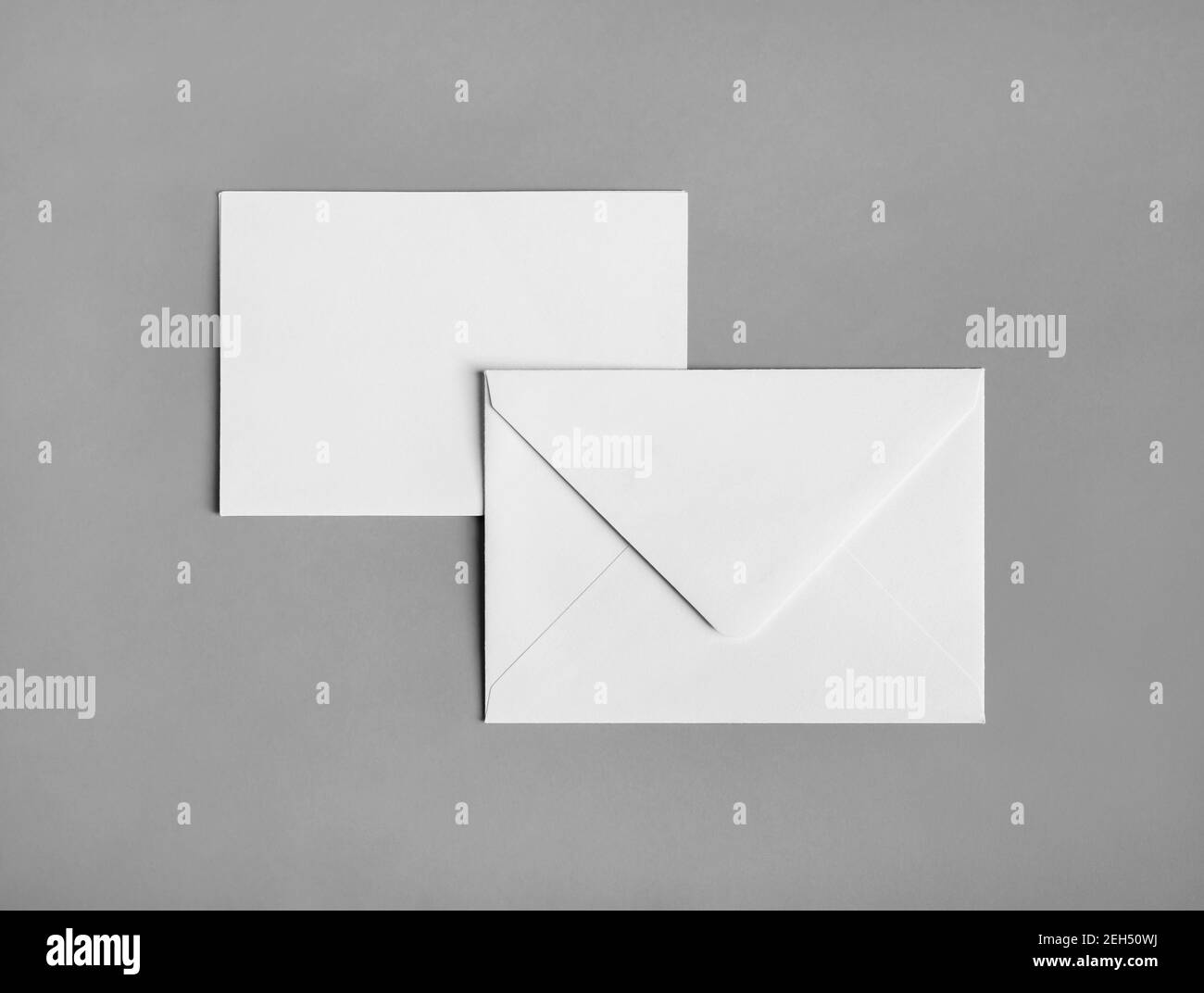 Deux enveloppes de papier vierges sur fond de papier gris. Arrière et avant. Pose à plat. Banque D'Images