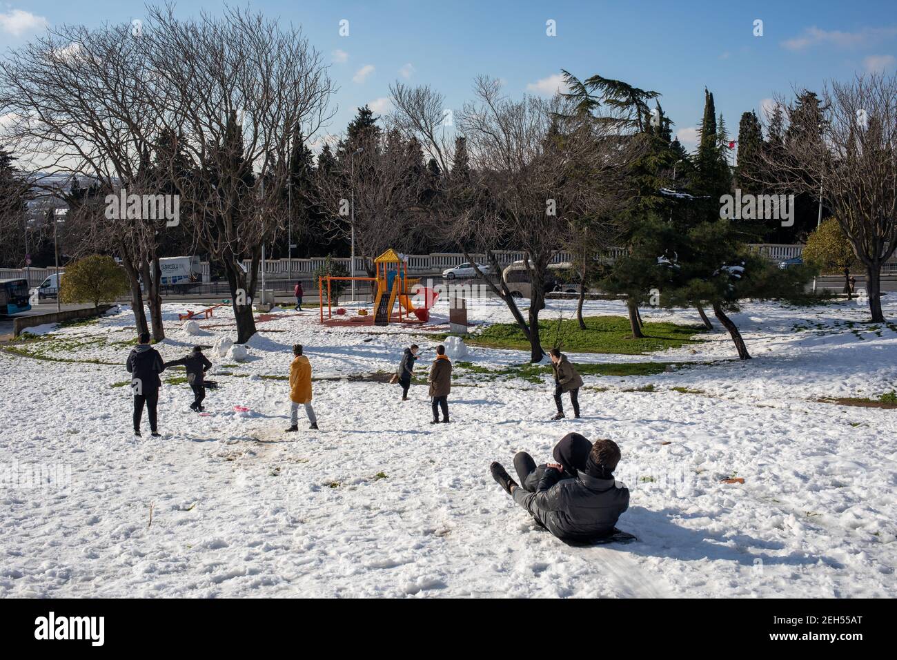 Les gens jouent et s'amusent dans la neige devant les célèbres remparts de la péninsule historique à Edirnekapi, Fatih, Istanbul, Turquie. Banque D'Images