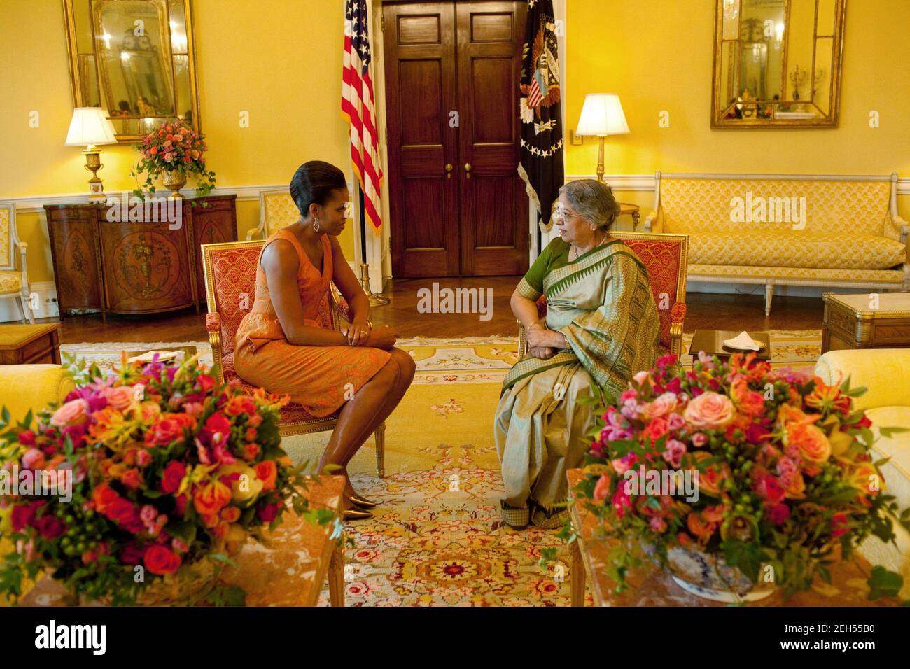 La première dame Michelle Obama rencontre Mme Gursharan Kaur dans la salle ovale jaune de la Maison Blanche, le 24 novembre 2009. Banque D'Images