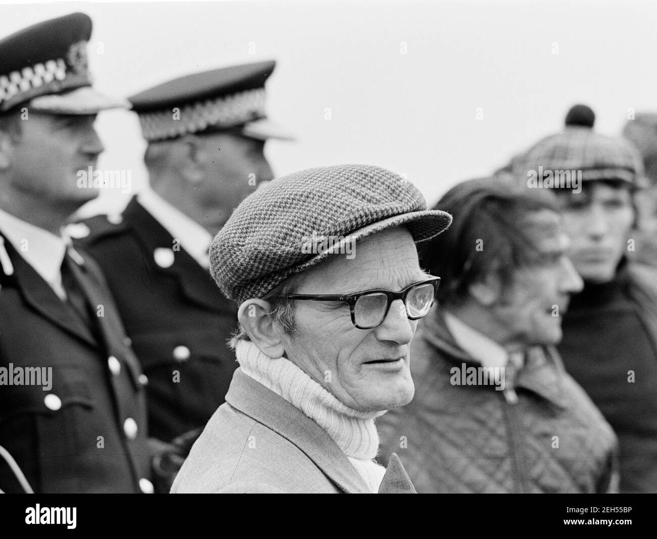 Les lades stables perturbent le célèbre Newmarket Race course, 1975, les piquets stoppent les courses. Banque D'Images