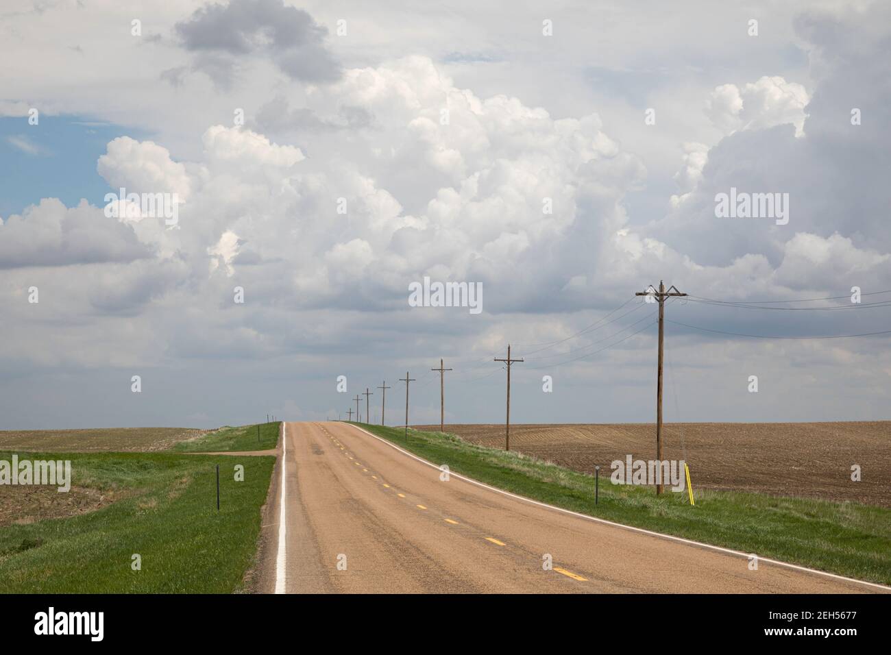 Route rurale vide, Montana, à l'approche de la tempête. Banque D'Images