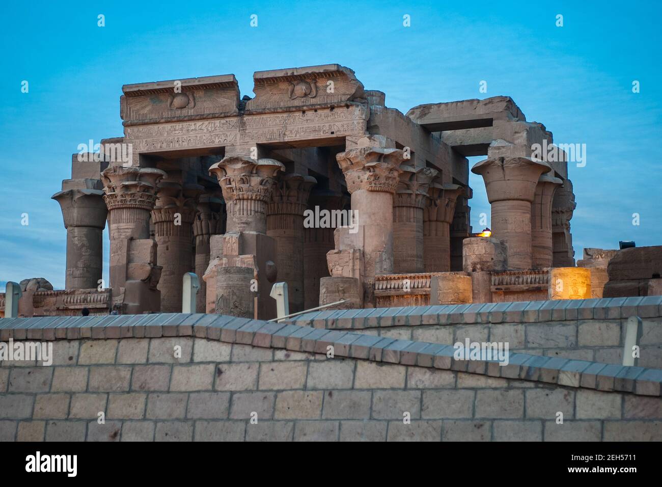 Entrée principale du temple Kom Ombo en Égypte, en Afrique, un double temple dédié à Sobek et Haroeris dans la soirée à Dusk Banque D'Images