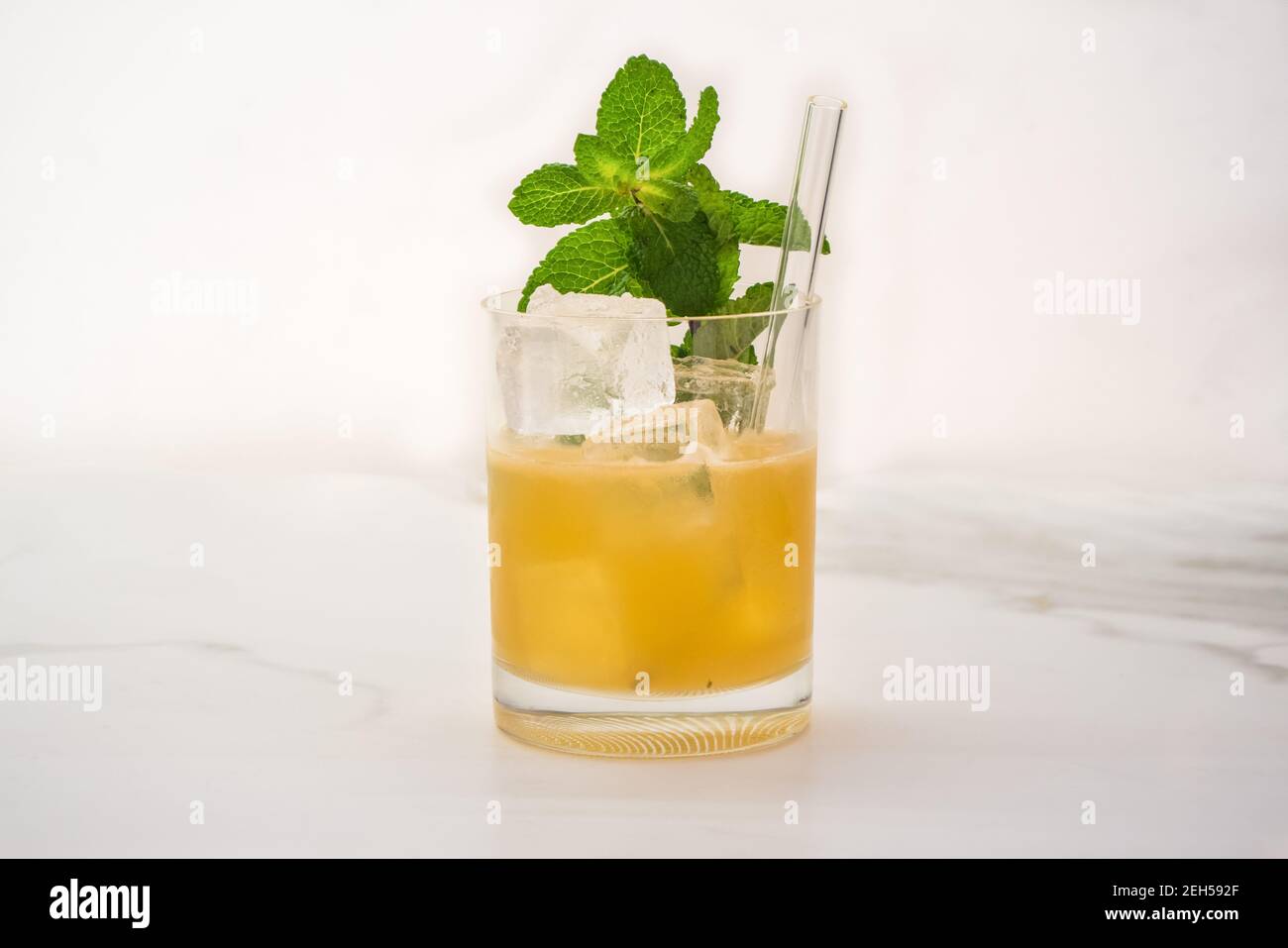 Cocktail Mai Tai et boisson Tiki avec un Sprig De menthe sur fond blanc Banque D'Images