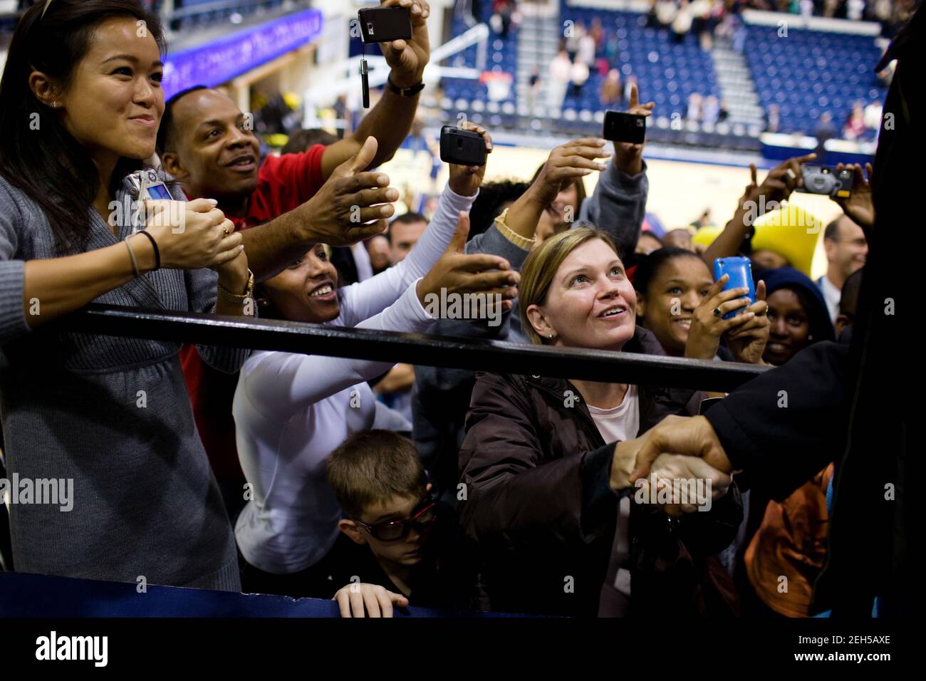 Le président Barack Obama salue la foule lors d'un match de basket-ball universitaire entre l'État de l'Oregon, qui est entraîné par son beau-frère Craig Robinson, et l'université George Washington à Washington, D.C., le 28 novembre 2009. Banque D'Images