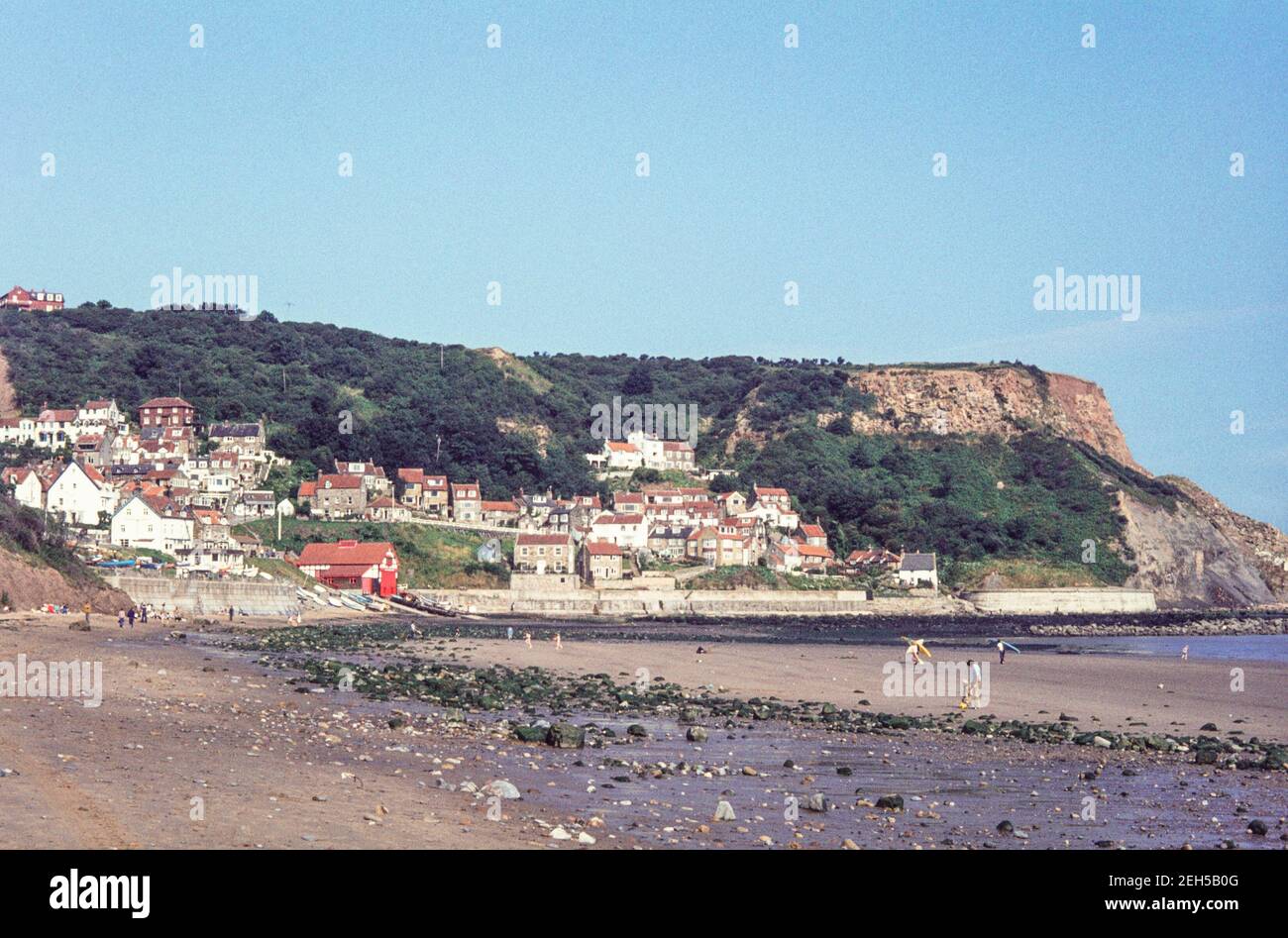 1978 Runswick Bay - village inférieur de Runswick Bay, à côté de la station de Lifeboat Station, dans la baie Runswick. La station Lifeboat Station Runswick Bay a été transférée à Staithes en 1978, mais elle est toujours là, mais elle est gérée comme un service bénévole. Il s'agit d'une attraction touristique populaire en raison de son village pittoresque en bordure de falaise, de ses superbes promenades côtières, de la chasse aux fossiles et de Runswick Sands, une plage de sable blanc. Il est sur le sentier national de Cleveland Way Runswick Bay North Yorkshire, Angleterre, GB, Royaume-Uni, Europe Banque D'Images
