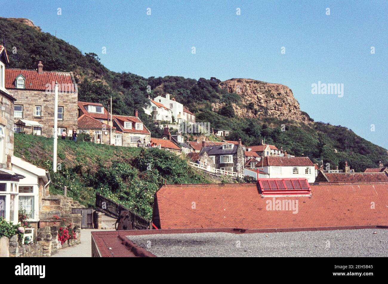 1978 Runswick Bay - village inférieur de Runswick Bay, à côté de la station de Lifeboat Station, dans la baie Runswick. La station Lifeboat Station Runswick Bay a été transférée à Staithes en 1978, mais elle est toujours là, mais elle est gérée comme un service bénévole. Il s'agit d'une attraction touristique populaire en raison de son village pittoresque en bordure de falaise, de ses superbes promenades côtières, de la chasse aux fossiles et de Runswick Sands, une plage de sable blanc. Il est sur le sentier national de Cleveland Way Runswick Bay North Yorkshire, Angleterre, GB, Royaume-Uni, Europe Banque D'Images