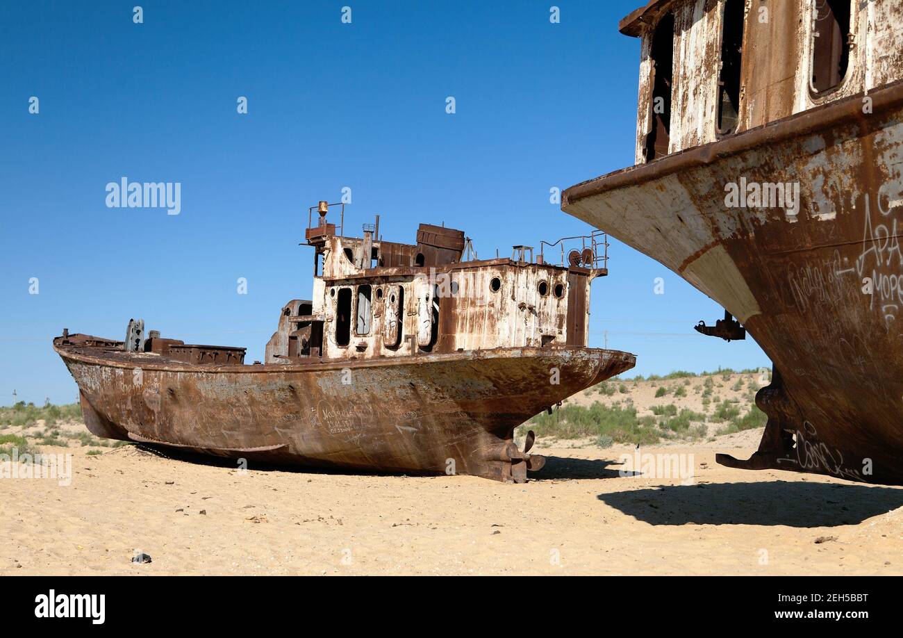 Bateaux dans le désert autour de Moynaq, Muynak ou Moynoq - mer d'Aral ou lac d'Aral - Ouzbékistan - asie Banque D'Images