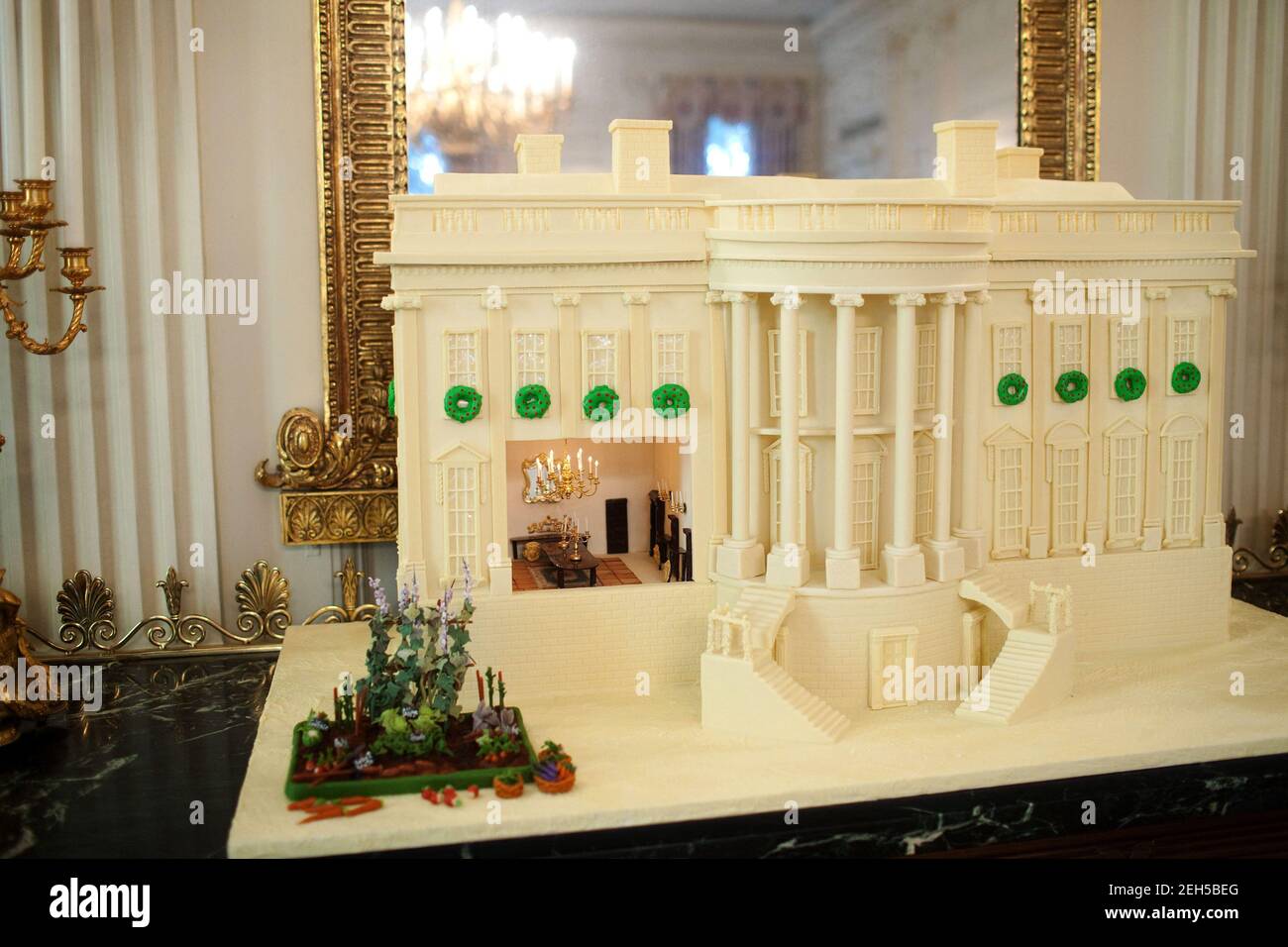 Une réplique de la Maison Blanche, faite de pain d'épice et de chocolat blanc, est exposée dans la salle à manger de l'État de la Maison Blanche, le 1er décembre 2009. Banque D'Images