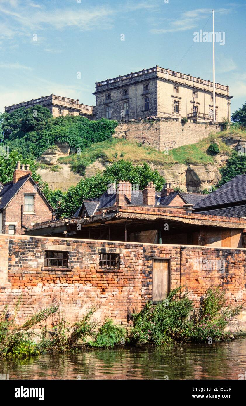 1988 Musée du château de Nottingham sur la roche du château. Le château de Nottingham est un ancien château fortifié de Nottingham, en Angleterre. Au Moyen-âge, c'était une forteresse royale majeure et une résidence royale occasionnelle, mais elle fut en grande partie démolie en 1651. Il occupe une position dominante sur un promontoire naturel connu sous le nom de 'Castle Rock', avec des falaises de 130 pieds (40 m) de haut au sud et à l'ouest.le duc de Newcastle a construit plus tard un manoir sur le site, qui a été brûlé par les émeutiers en 1831 et laissé comme une ruine. Il a ensuite été reconstruit pour abriter une galerie d'art et un musée, qui restent en service. Nottingham Angleterre GB Royaume-Uni Europe Banque D'Images