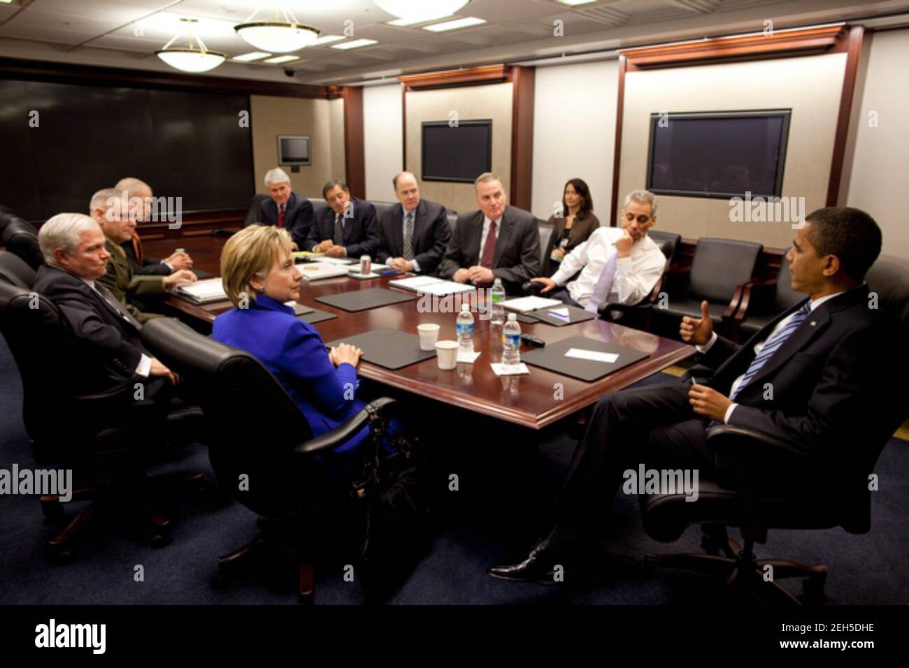 Le président Barack Obama lors d'une réunion du NSC dans la salle de situation. Parmi les participants figurent la secrétaire d'État Hillary Rodham Clinton, le secrétaire à la Défense Robert Gates, le vice-président du général des chefs d'état-major interarmées James Cartwright, DNI Dennis Blair, l'avocat de la Maison Blanche Greg Craig, le directeur de la CIA Leon Panetta, le conseiller adjoint à la sécurité nationale Tom Donilon, le conseiller du NSC général James « Jim » Jones, Et Chef de cabinet Rahm Emanuel 3/16/09. Photo officielle de la Maison Blanche par Pete Souza Banque D'Images