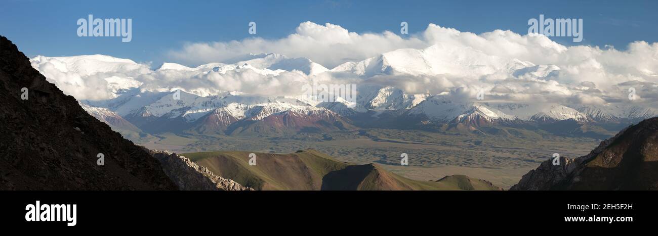 Vue panoramique sur le pic Lénine depuis la gamme Alay - Kirghizistan Montagnes Pamir - Kirghizistan et Tadjikistan frontière - Asie centrale 'toit Du monde » Banque D'Images