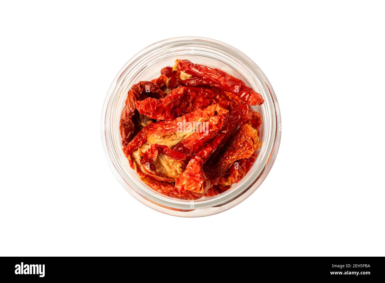 Gros plan sur les tomates séchées italiennes. Image isolée de tomates séchées dans un pot en verre sur fond blanc. Banque D'Images