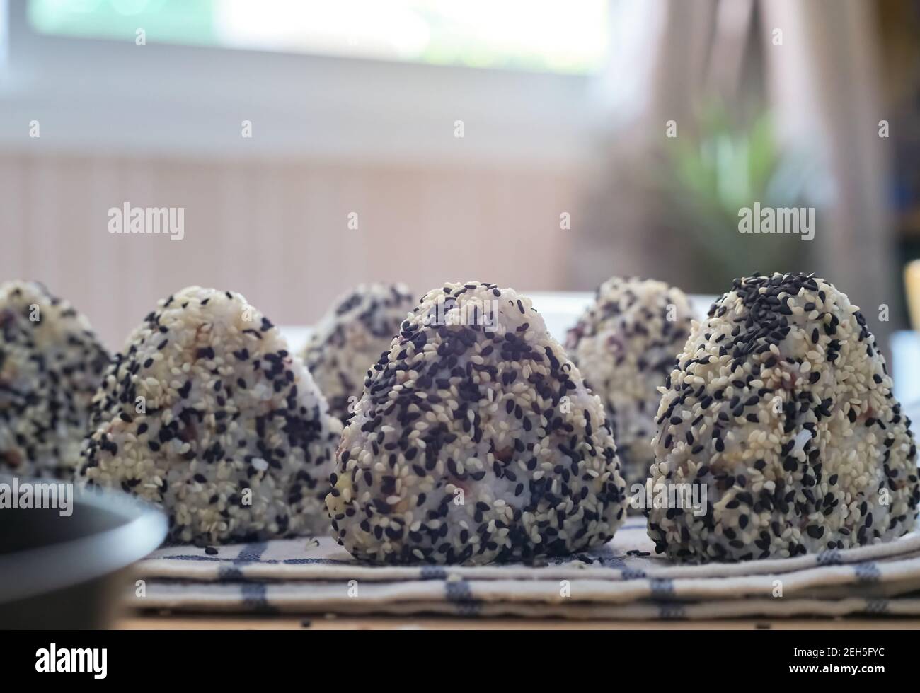 Boulettes de riz japonaises cuites Banque D'Images
