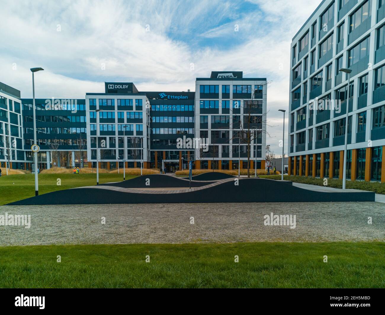 Wroclaw novembre 28 2019 espace détente devant les entreprises Bâtiments de jardin d'affaires Banque D'Images