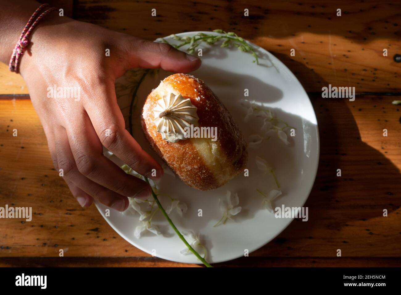 Délicieux beignet de beignet pâtisserie fait main crème de dessert sucre plat photographie esthétique fond sombre floral doux manger tentation doux Banque D'Images