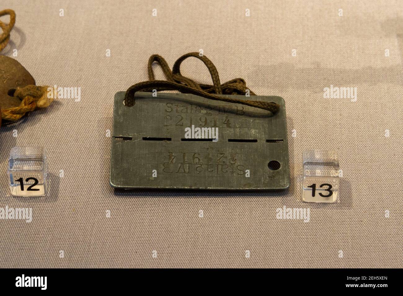 Pow tags appartenant à un prisonnier britannique dans le camp allemand POW exposé au musée REME, Lyneham, Wiltshire, Royaume-Uni Banque D'Images