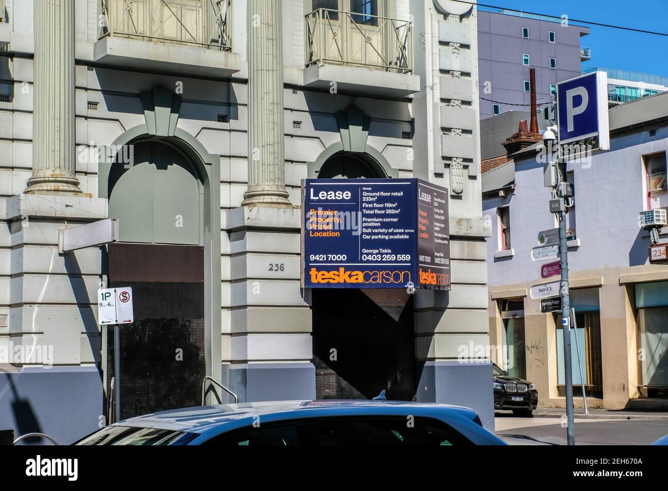 Melbourne, Australie. 18 février 2021. Un bâtiment d'angle avec une grande bannière « for Lease » sur une propriété commerciale de détail dans le quartier de Chapel Street. Crédit : SOPA Images Limited/Alamy Live News Banque D'Images