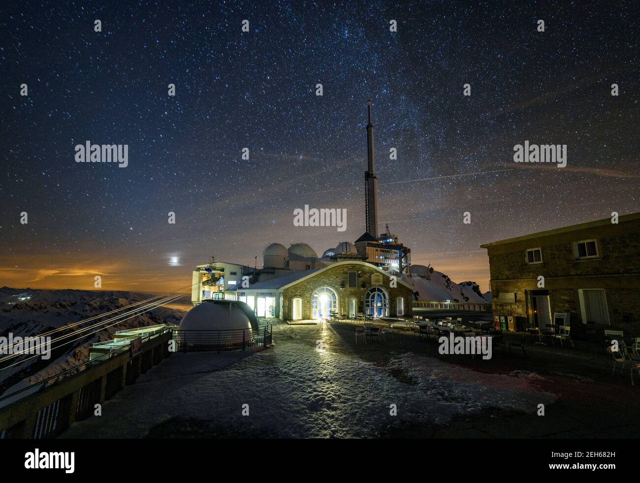 Nuit d'hiver à l'observatoire du pic du midi de Bigorre (midi-Pyrénées, Pyrénées, France) ESP: Noche de invierno en el observatorio del pic du midi Banque D'Images