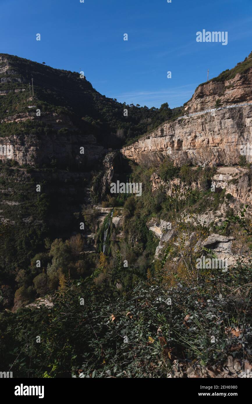 Paysage de la cascade de Sant Miquel del Fai en Catalogne, Espagne. Journée ensoleillée dans le parc naturel Banque D'Images