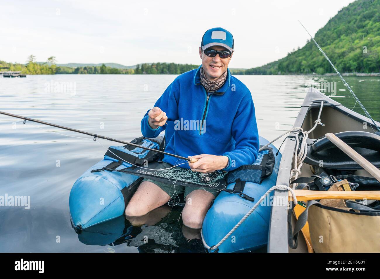 Flottez la pêche en ligne tôt le matin sur le lac Megunticook à Camden, Maine. Banque D'Images