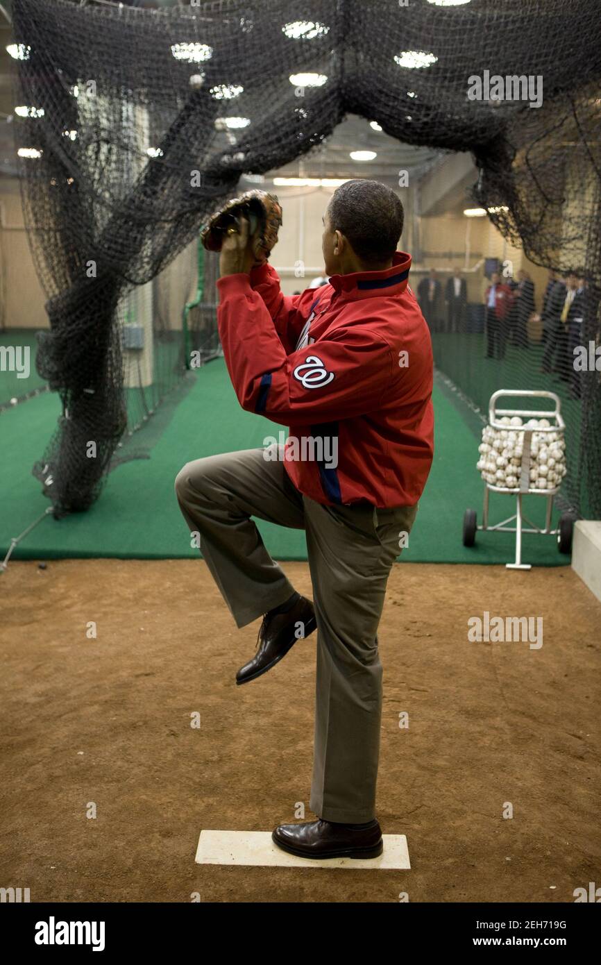Le président Barack Obama se réchauffe avant de lancer le premier terrain de cérémonie le jour d'ouverture de la saison de baseball à Nationals Park à Washington, D.C., le 5 avril 2010. Banque D'Images