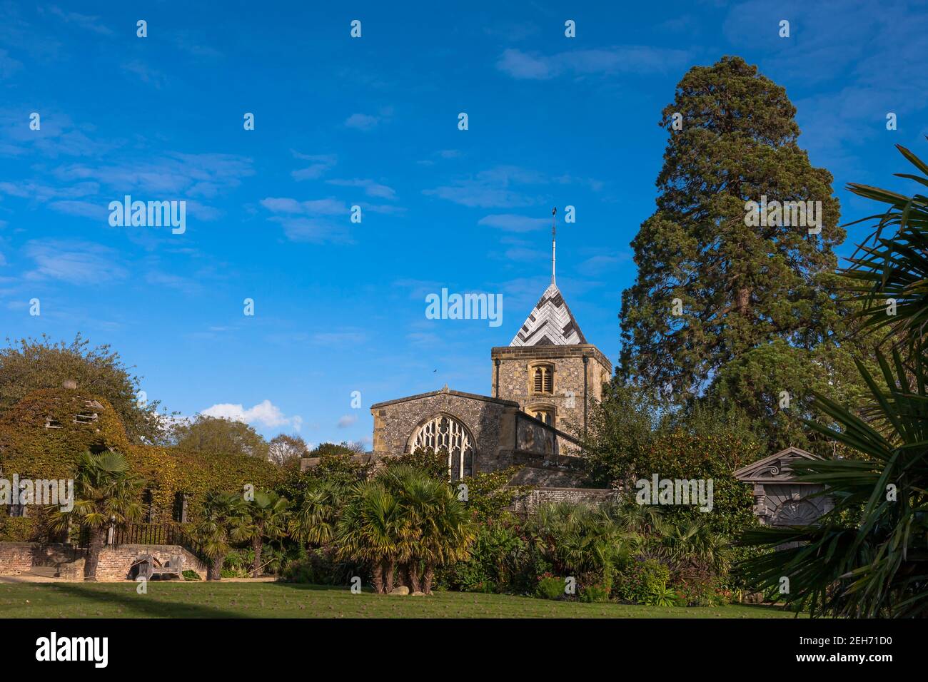 Le jardin d'Ear de Colllector, avec l'église paroissiale St Nicholas au-delà, Arundel Castle Gardens, West Sussex, Angleterre, Royaume-Uni Banque D'Images