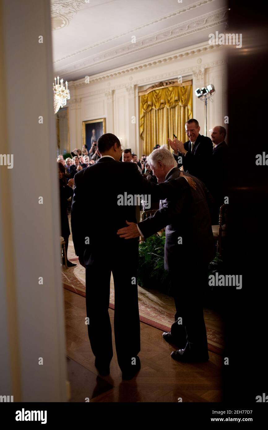 Le président Barack Obama et le sénateur Edward Kennedy, D-Mass., entrent dans la salle est de la Maison Blanche, pour assister à un sommet sur les soins de santé avec les membres du Congrès, le 5 mars 2009. Banque D'Images