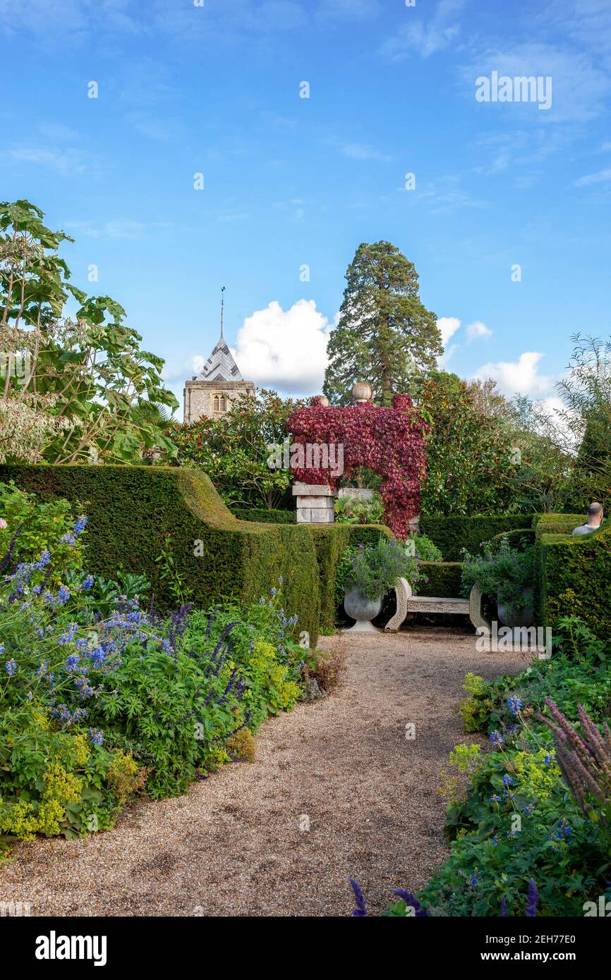 Le jardin du comte de Colllector, avec l'église paroissiale de St Nicholas au-delà: Arundel Castle Gardens, West Sussex, Angleterre, Royaume-Uni Banque D'Images