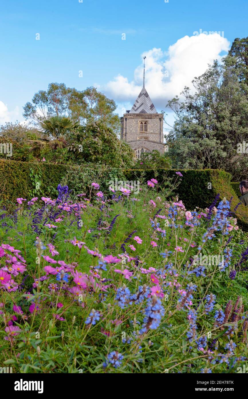 Le jardin du comte de Colllector, avec l'église paroissiale de St Nicholas au-delà: Arundel Castle Gardens, West Sussex, Angleterre, Royaume-Uni Banque D'Images