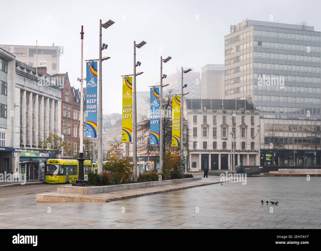 La ville de Nottingham a déserté la place du marché vide le matin brumeux pendant Le tram Covid 19 pour confinement en cas de pandémie attend à l'extérieur du bureau du conseil bloc Banque D'Images