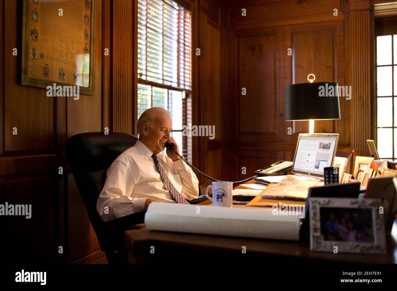 Le vice-président Joe Biden appelle l'équipe de camions électriques Navistar pour les féliciter d'avoir expédié leur premier véhicule grâce au financement de la Recovery Act, depuis son bureau à Wilmington, Delaware, le 13 mai 2010. Banque D'Images