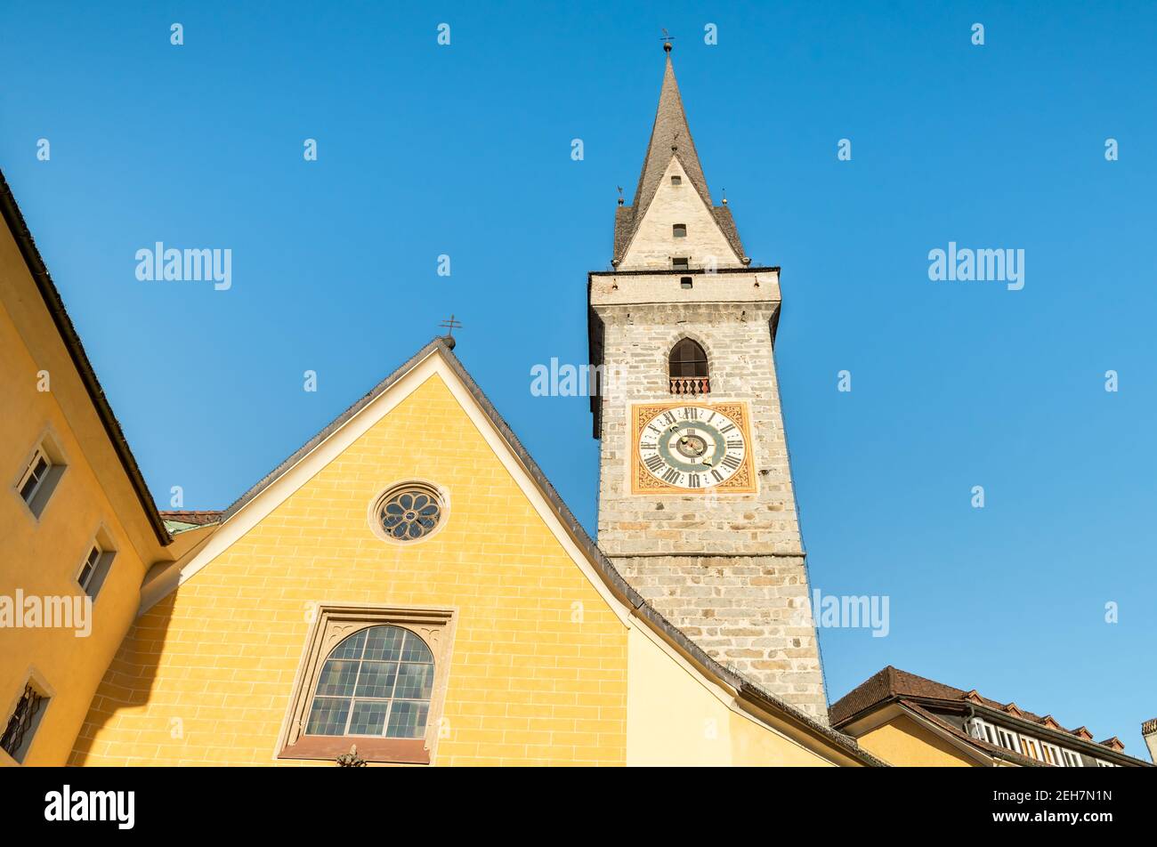 Clocher de l'église Ursulinen du Saint Sauveur dans la ville historique de Bruneck ou Brunico, Tyrol du Sud, Italie Banque D'Images