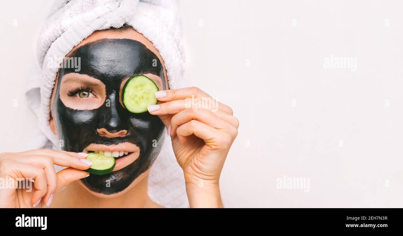 Femme avec masque noir de charbon de bois. Masque pour les soins de la  peau, salon de spa. Copier l'espace Photo Stock - Alamy