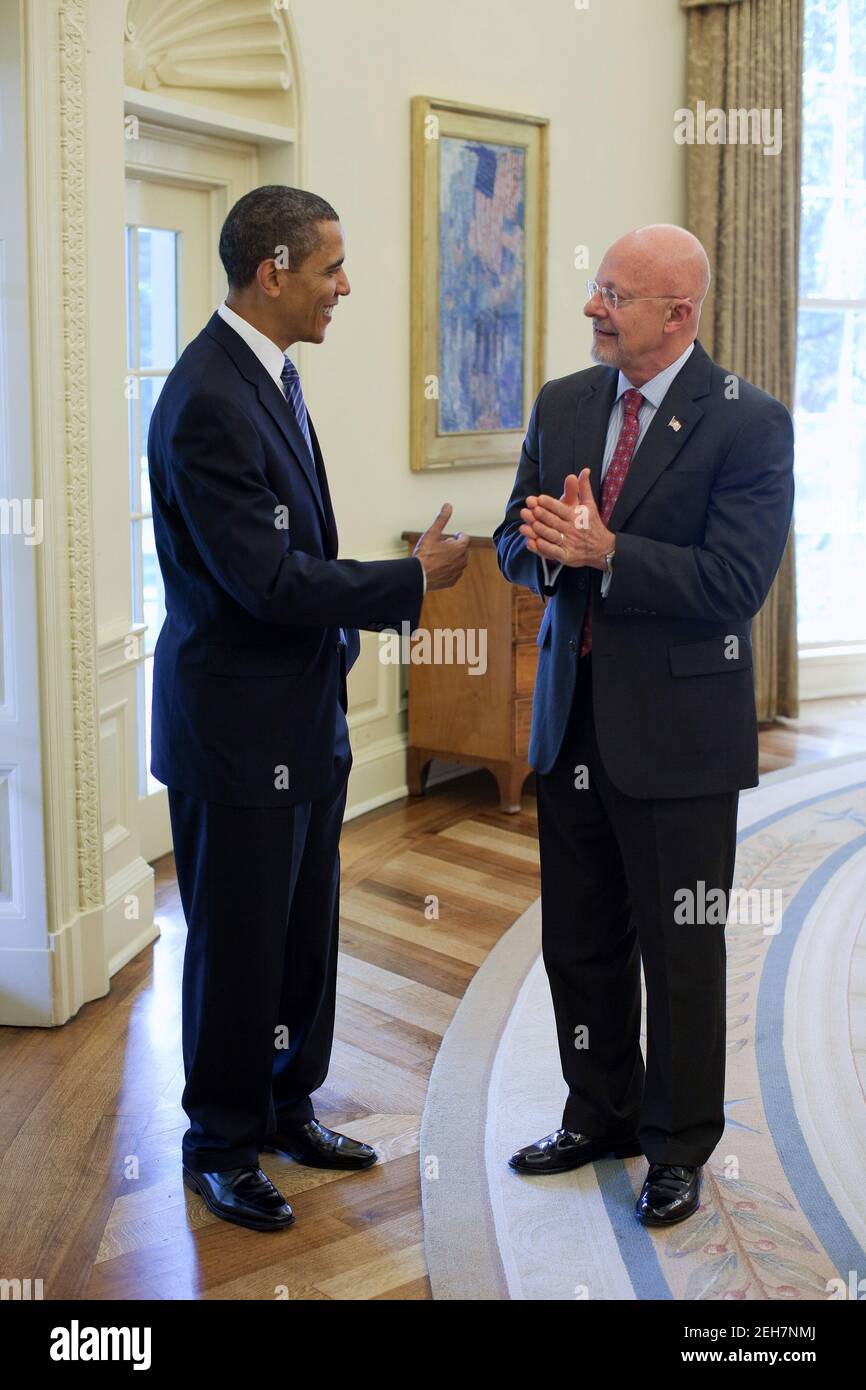 Le président Barack Obama salue James Clapper, son candidat au poste de directeur des renseignements nationaux, dans le Bureau ovale, le samedi 5 juin 2010. Banque D'Images