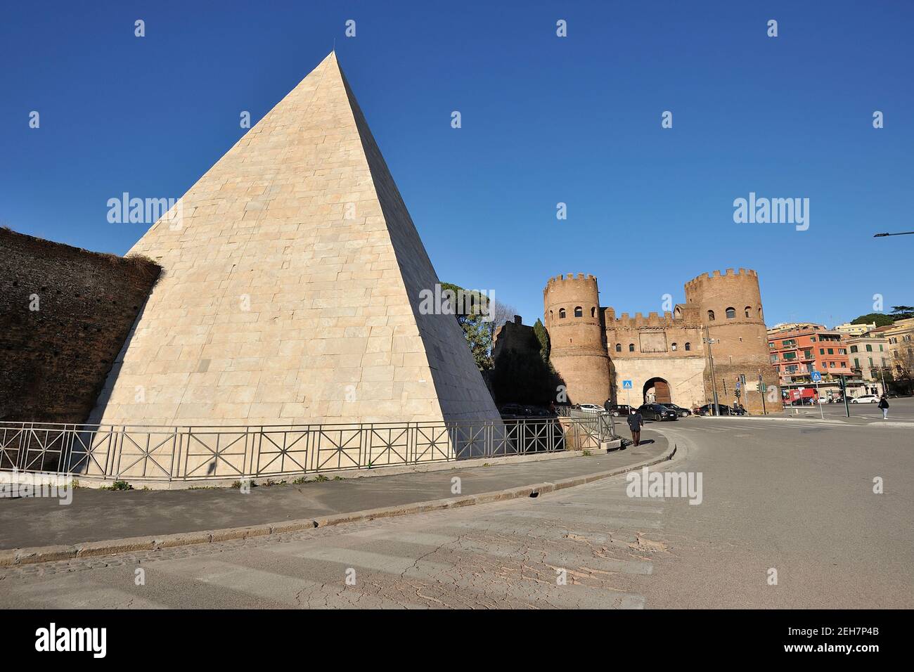 Italie, Rome, pyramide de Caius Cestius et Porta San Paolo Banque D'Images