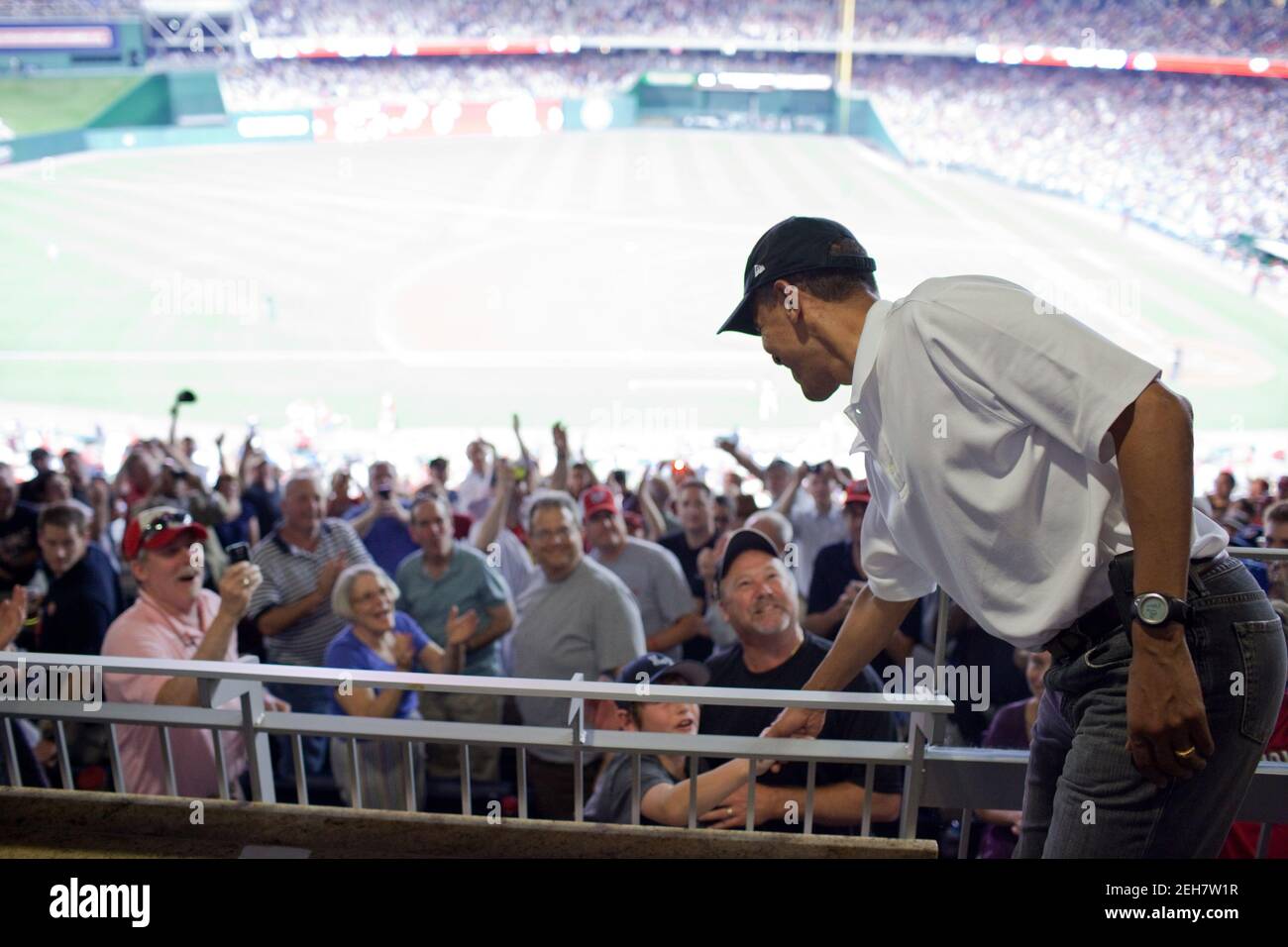 Le président Barack Obama accueille les fans de baseball lors d'un match de baseball entre Washington Nationals et Chicago White Sox au Nationals Park à Washington, D.C., le 18 juin 2010. Banque D'Images