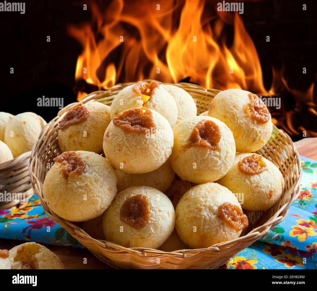 Petit-déjeuner avec pain au fromage farci, pao de queijo Banque D'Images