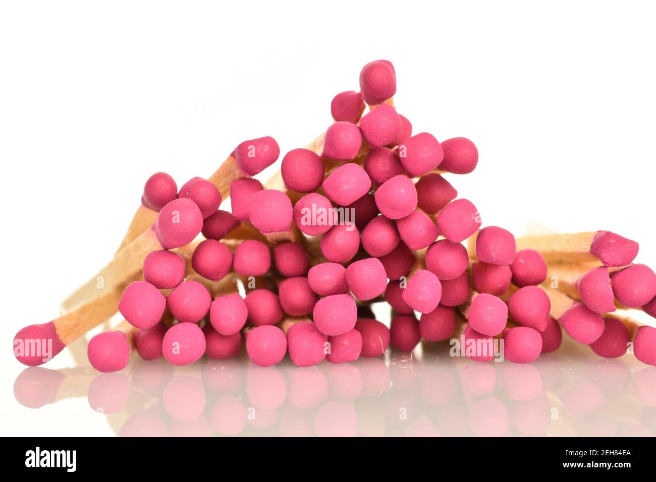 Plusieurs allumettes en bois, gros plan, sur fond blanc. Banque D'Images