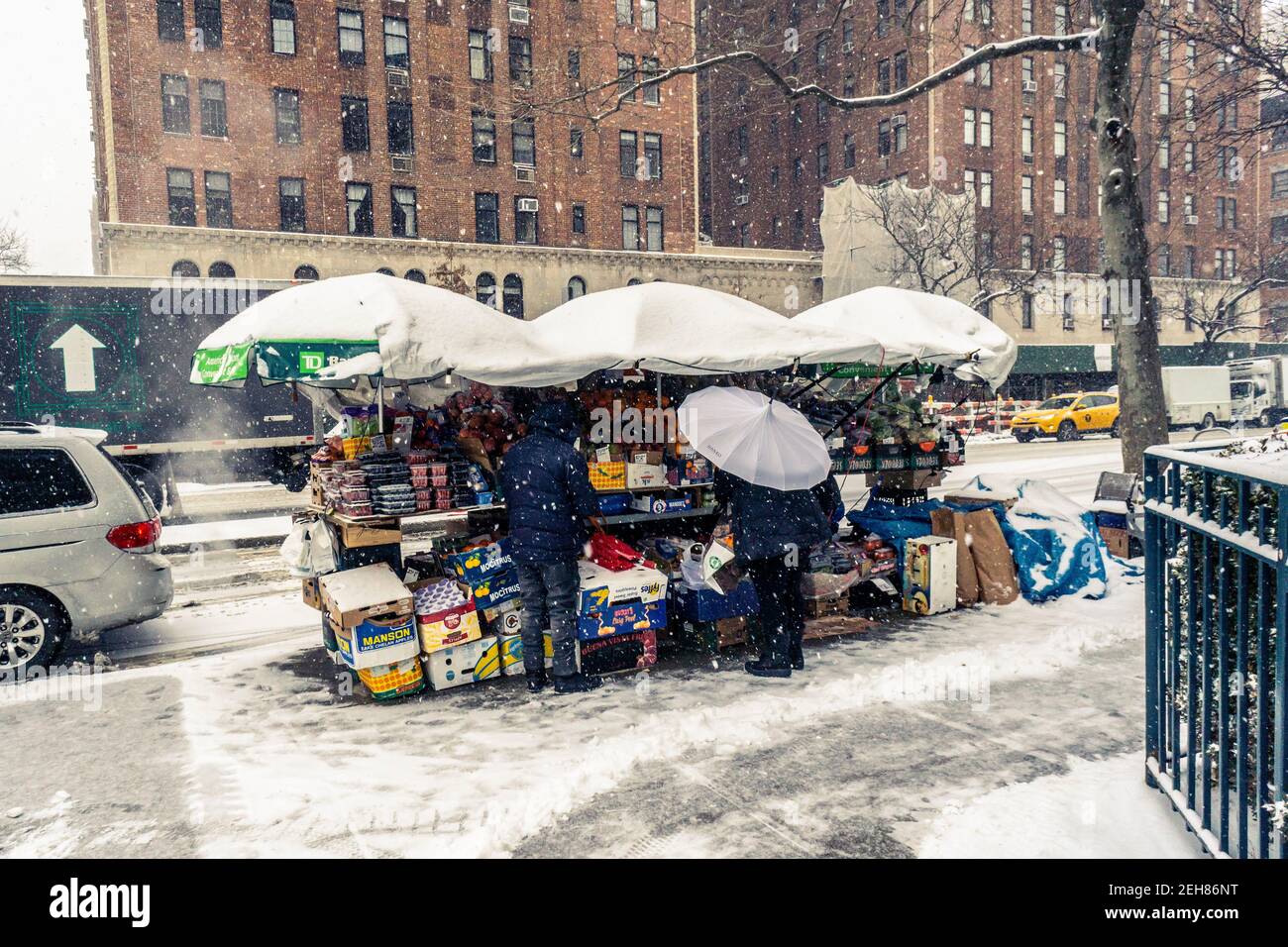 Un marchand de fruits brave la neige dans le quartier de Chelsea, à New York, le jeudi 18 février 2021, alors que New York est frappée par une autre tempête de neige. (© Richard B. Levine. Banque D'Images