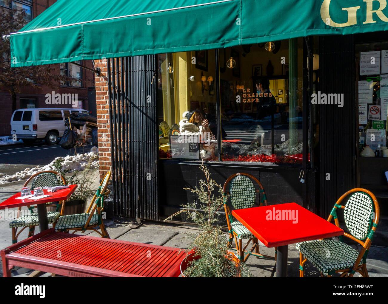 Dîner à l'intérieur et à l'extérieur dans un restaurant de Chelsea à New York le mardi 16 février 2021. Les restaurants ont récemment été autorisés à reprendre des repas à l'intérieur à une capacité de 25 % avec une foule d'autres restrictions. (© Richard B. Levine) Banque D'Images