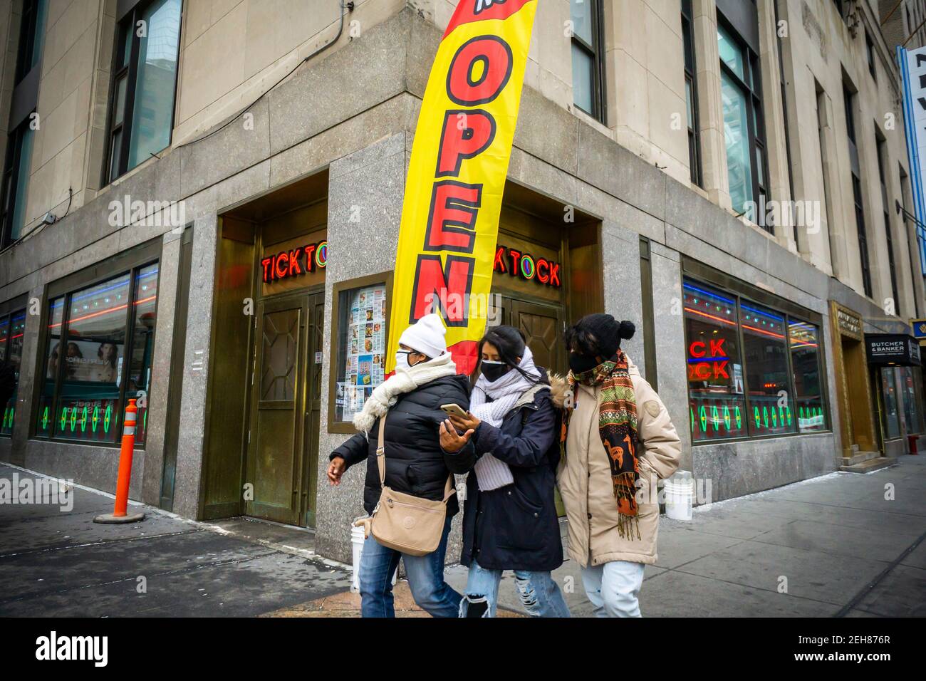 Le Tick Tock Diner de l'hôtel New Yorker de Midtown Manhattan annonce son ouverture, vu le dimanche 14 février 2021. Les restaurants ont récemment été autorisés à reprendre des repas à l'intérieur à une capacité de 25 % avec une foule d'autres restrictions. (© Richard B. Levine) Banque D'Images