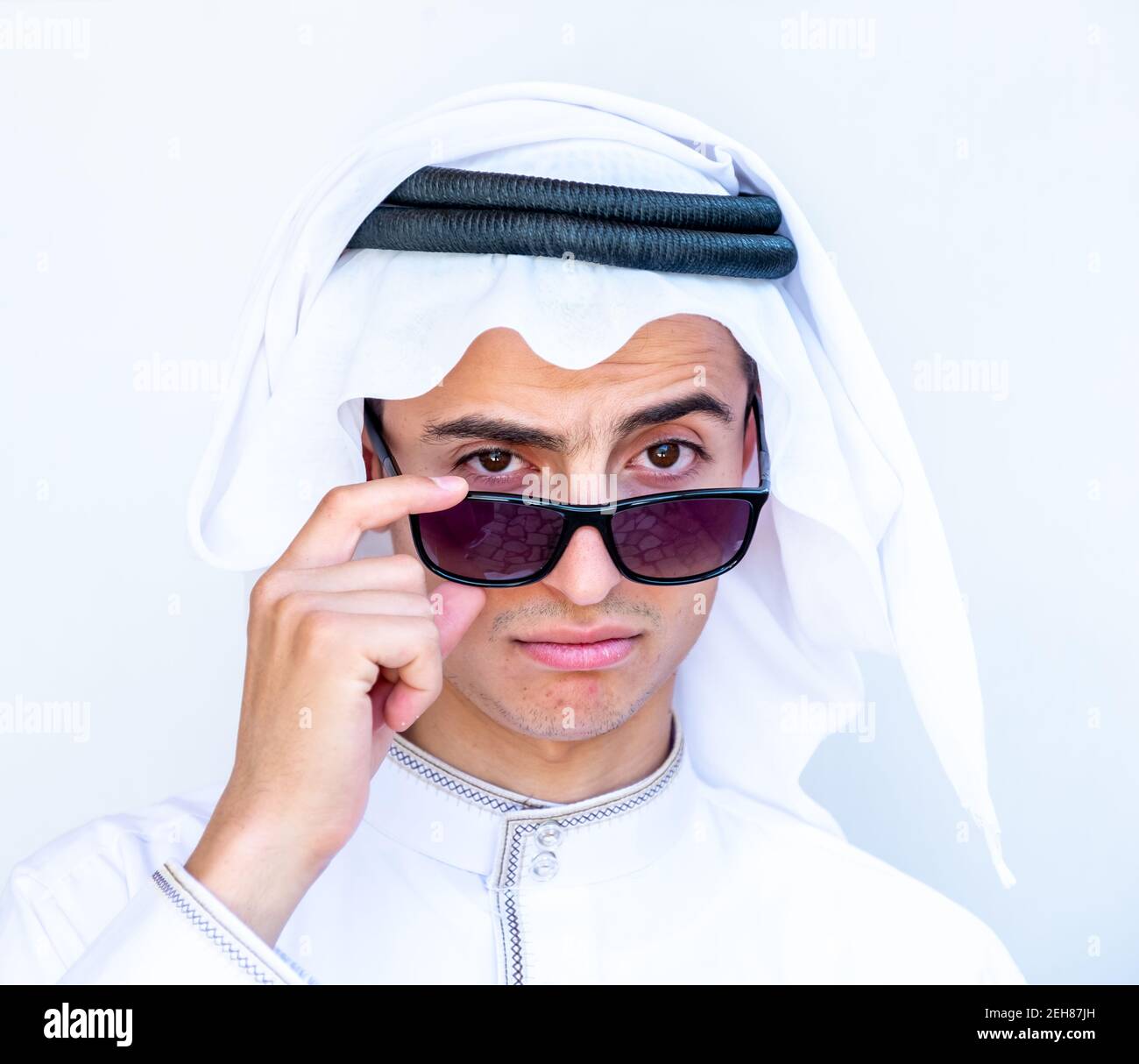 Jeune homme arabe portant des lunettes de soleil et des lunettes de peeking  Photo Stock - Alamy