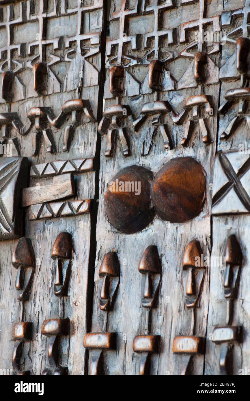 Les Dogon sont une population africaine du Mali et sont des sculpteurs qualifiés. Les portes en bois qu'ils ont faites en sont un bon exemple Banque D'Images