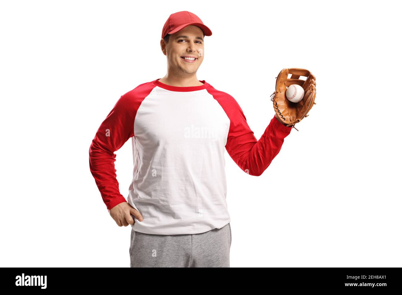 Homme souriant qui attrape une balle de baseball avec un gant isolé sur fond blanc Banque D'Images