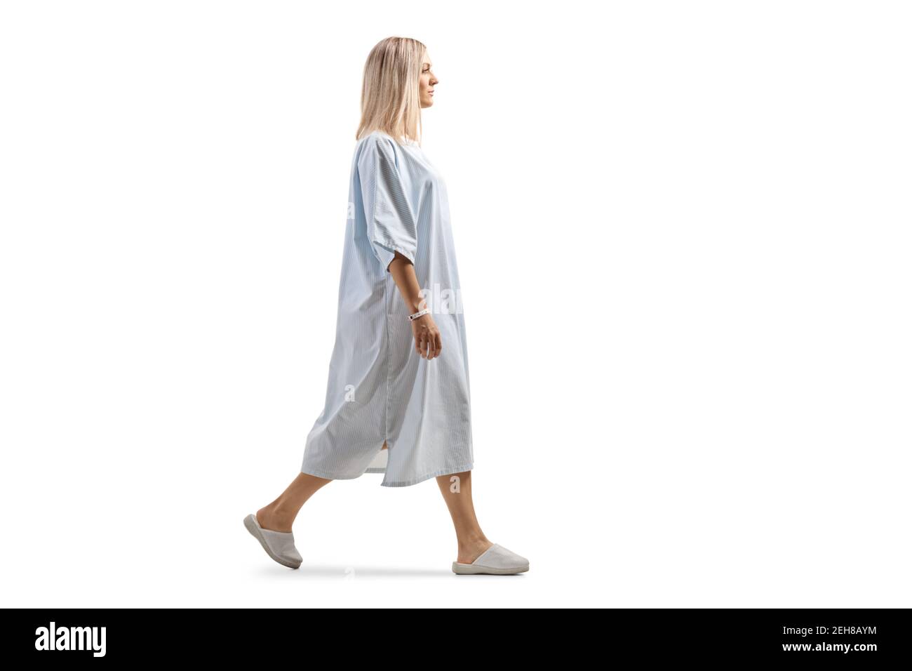 Prise de vue de profil en longueur d'une patiente dans un robe de marche isolée sur fond blanc Banque D'Images